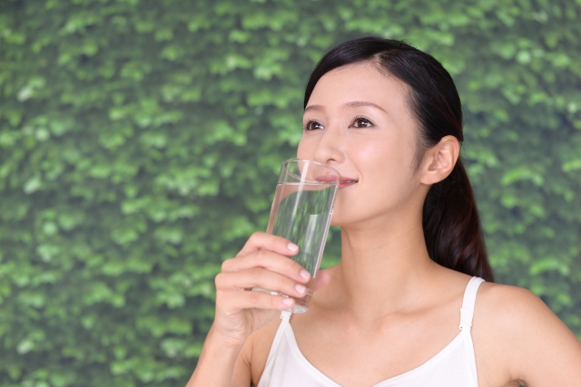 コロコロ便を解消するには、お水を飲むだけでは不十分。水分は大事だけど飲み方に注意が必要です