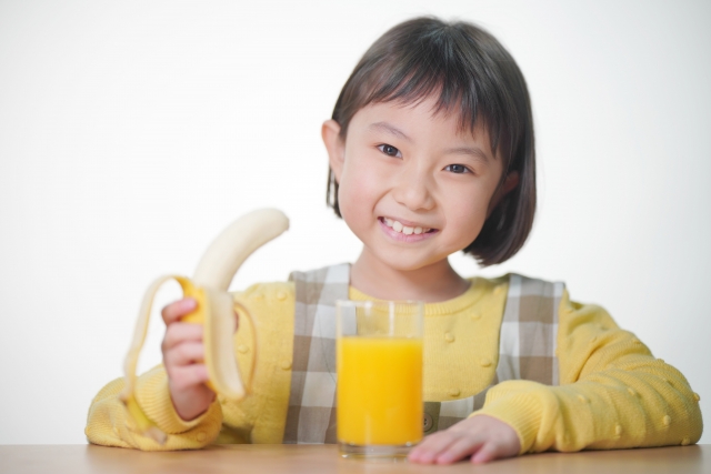 バナナを食べる女の子