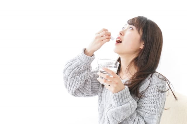 漢方薬を飲む女性